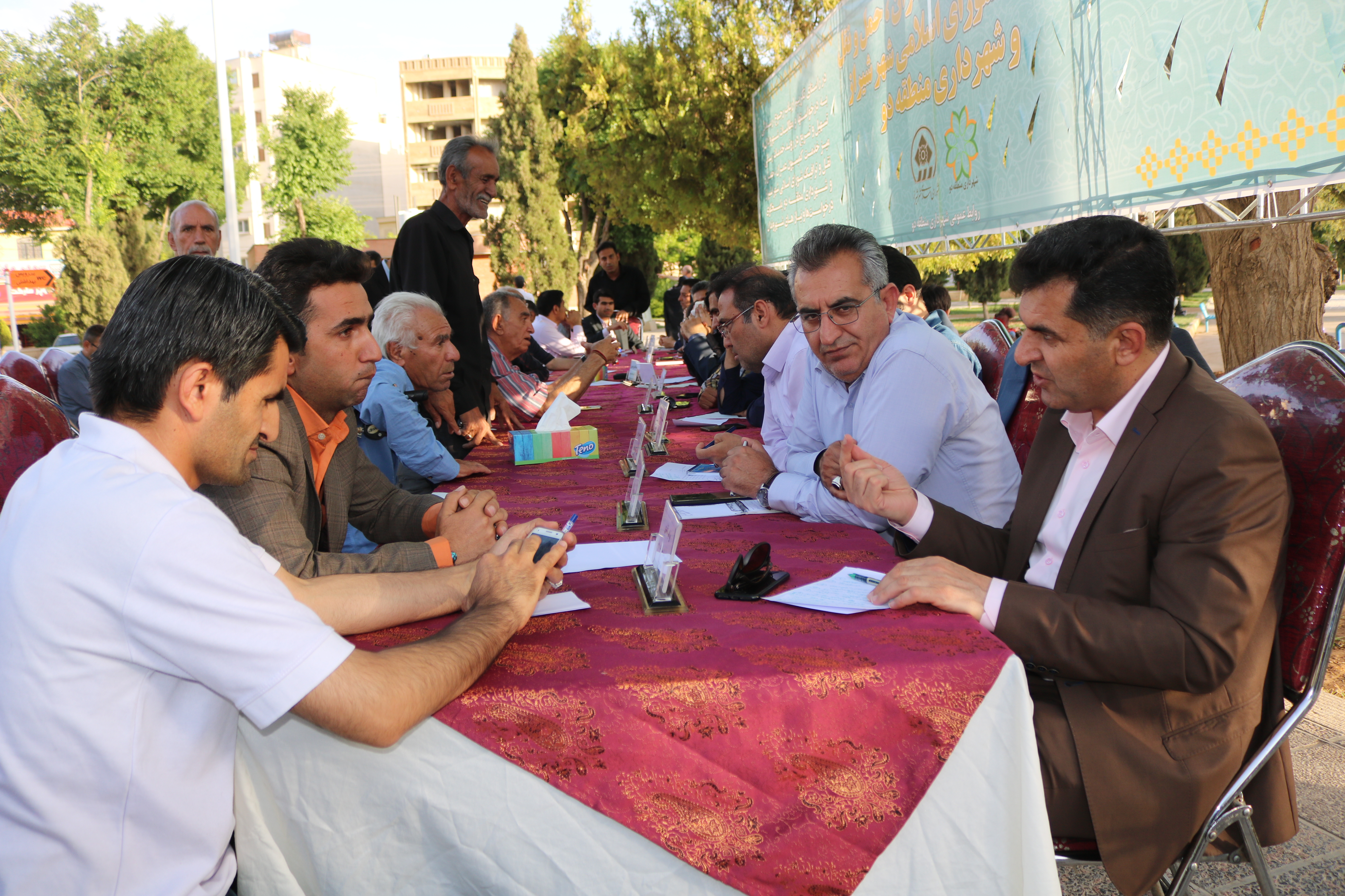 میز خدمت کمیسیون عمران، حمل و نقل و ترافیک شورای شهر شیراز ، در بوستان لاله گسترده شد